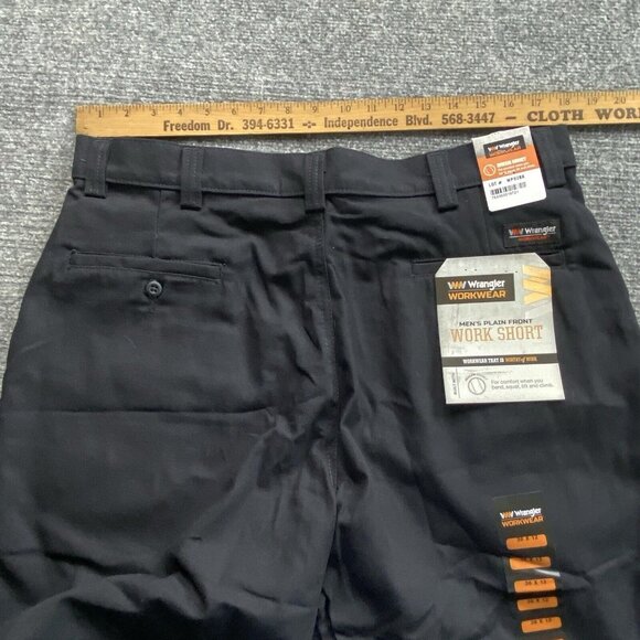 Wrangler Workwear Shorts Mens 36 x 12 Black Plain Front Inseam GusseI Sturdy - Picture 7 of 9